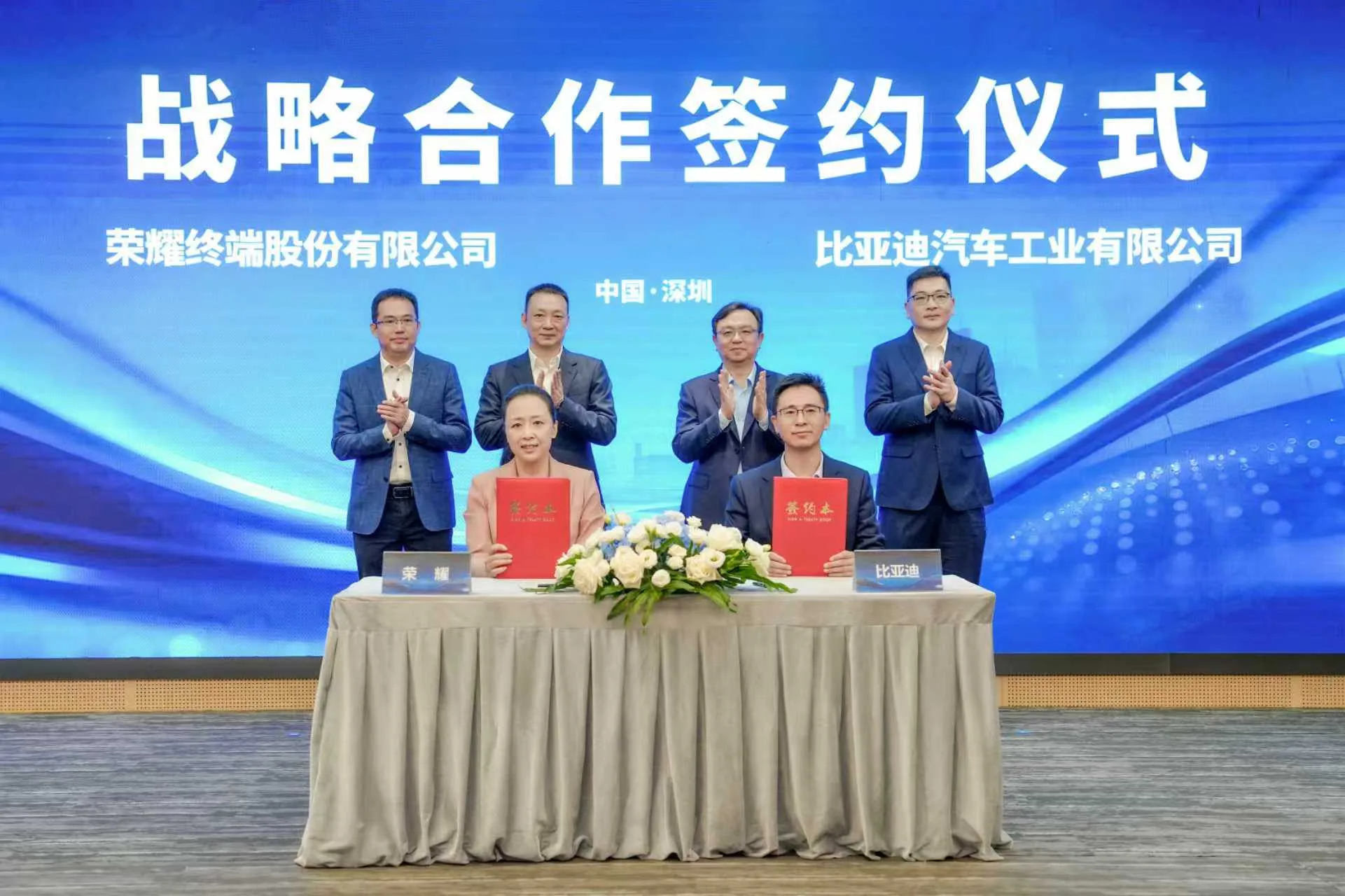 HONOR BYD insieme: ufficiale, la partnership basata sull’IA unisce smartphone e auto nel 2025