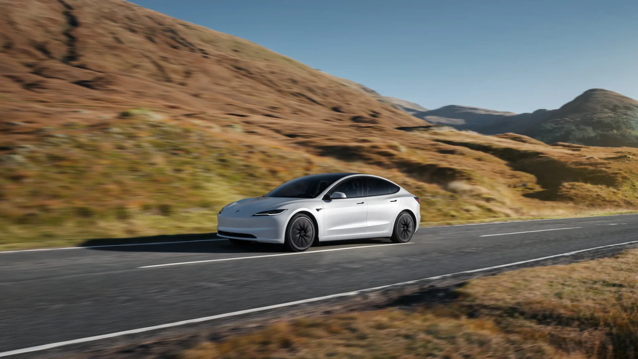 Tesla Model 3 base, più autonomia senza cambiare la batteria: il trucco è nei pneumatici Tesla Model 3 base, più autonomia senza cambiare la batteria: il trucco è nei pneumatici