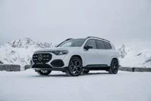 Nuova Mercedes GLB, adesso anche ibrida: allestimenti e prezzi
