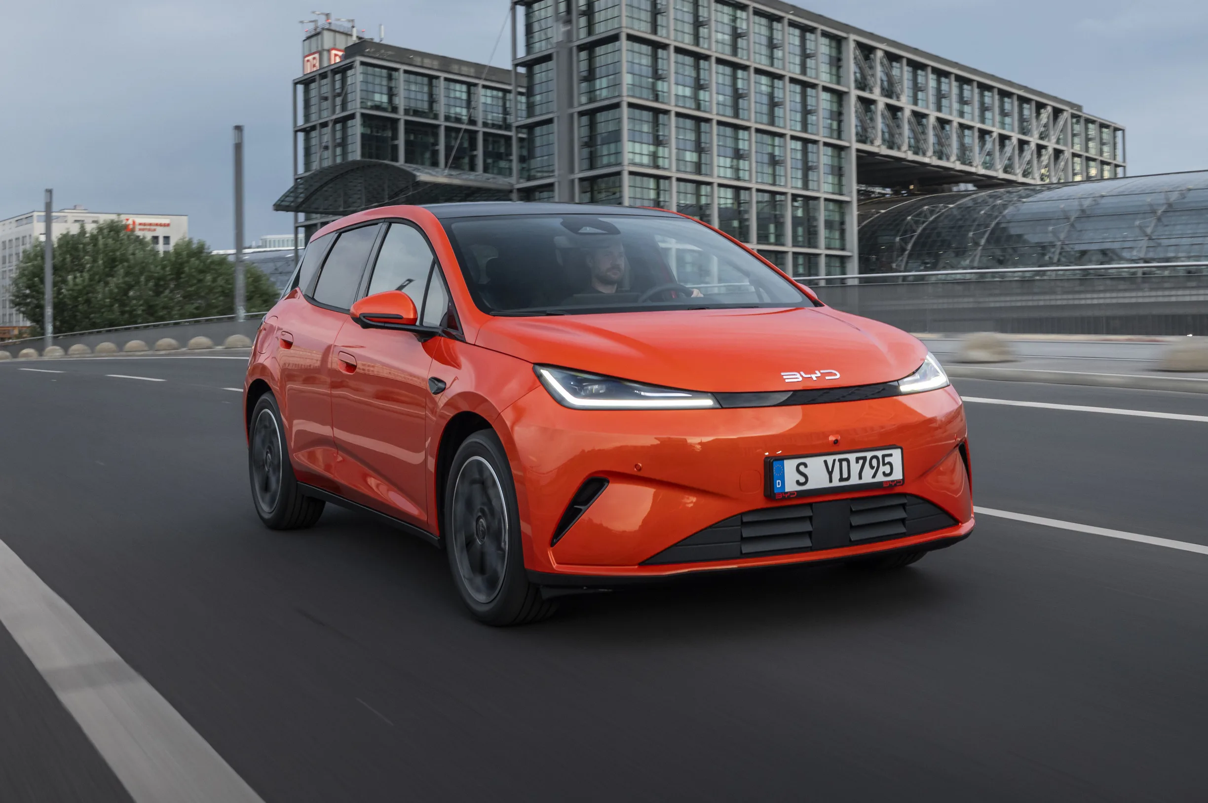 BYD Dolphin G DM-i: la cinese da 1.040 km di autonomia che sfida le europee sotto i 25.000 euro