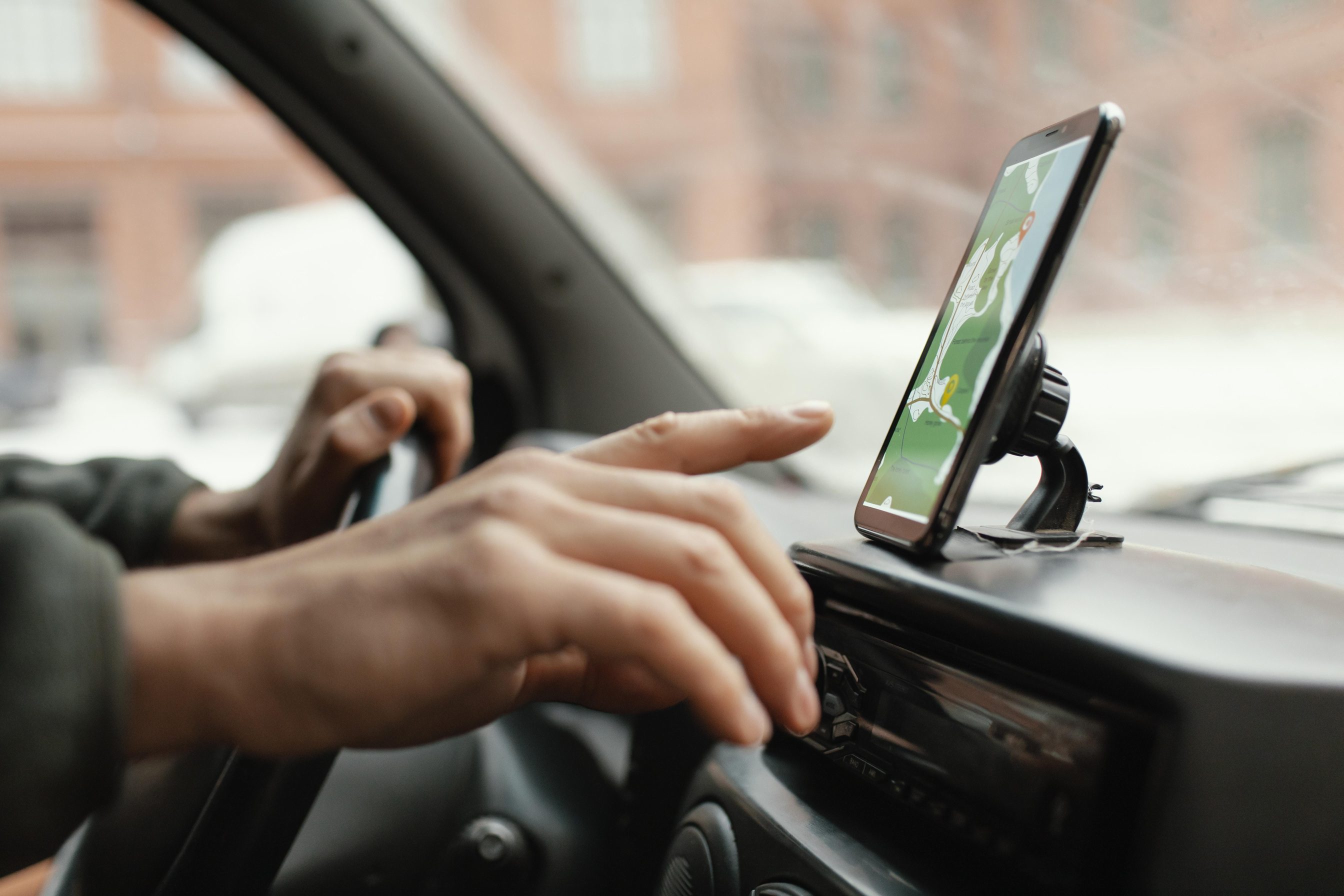 Supporto smartphone per auto: 4 soluzioni a confronto per scegliere la migliore