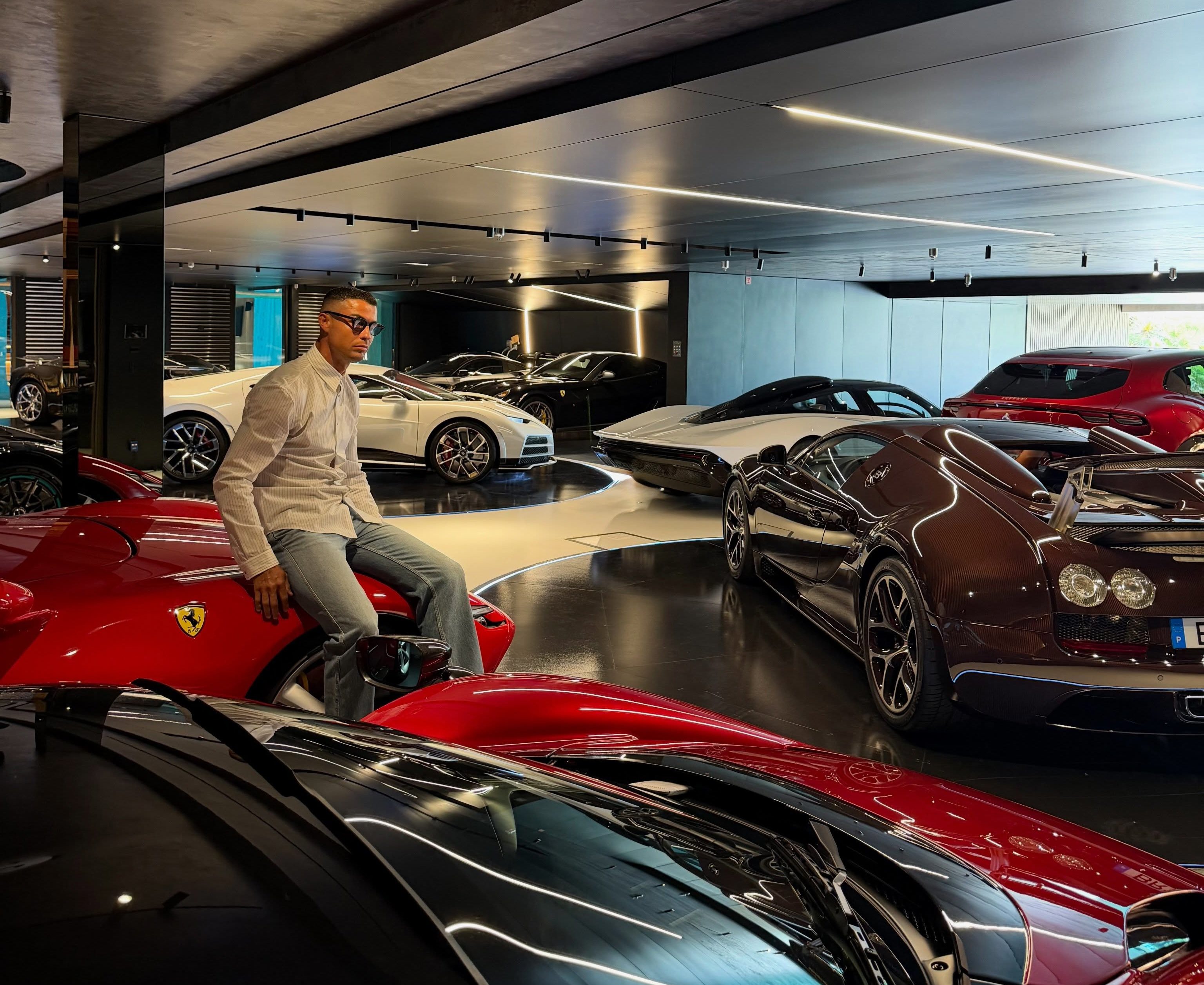 Cristiano Ronaldo, il garage segreto: 3 Bugatti e supercar da 40 milioni di dollari Cristiano Ronaldo, il garage segreto: 3 Bugatti e supercar da 40 milioni di dollari