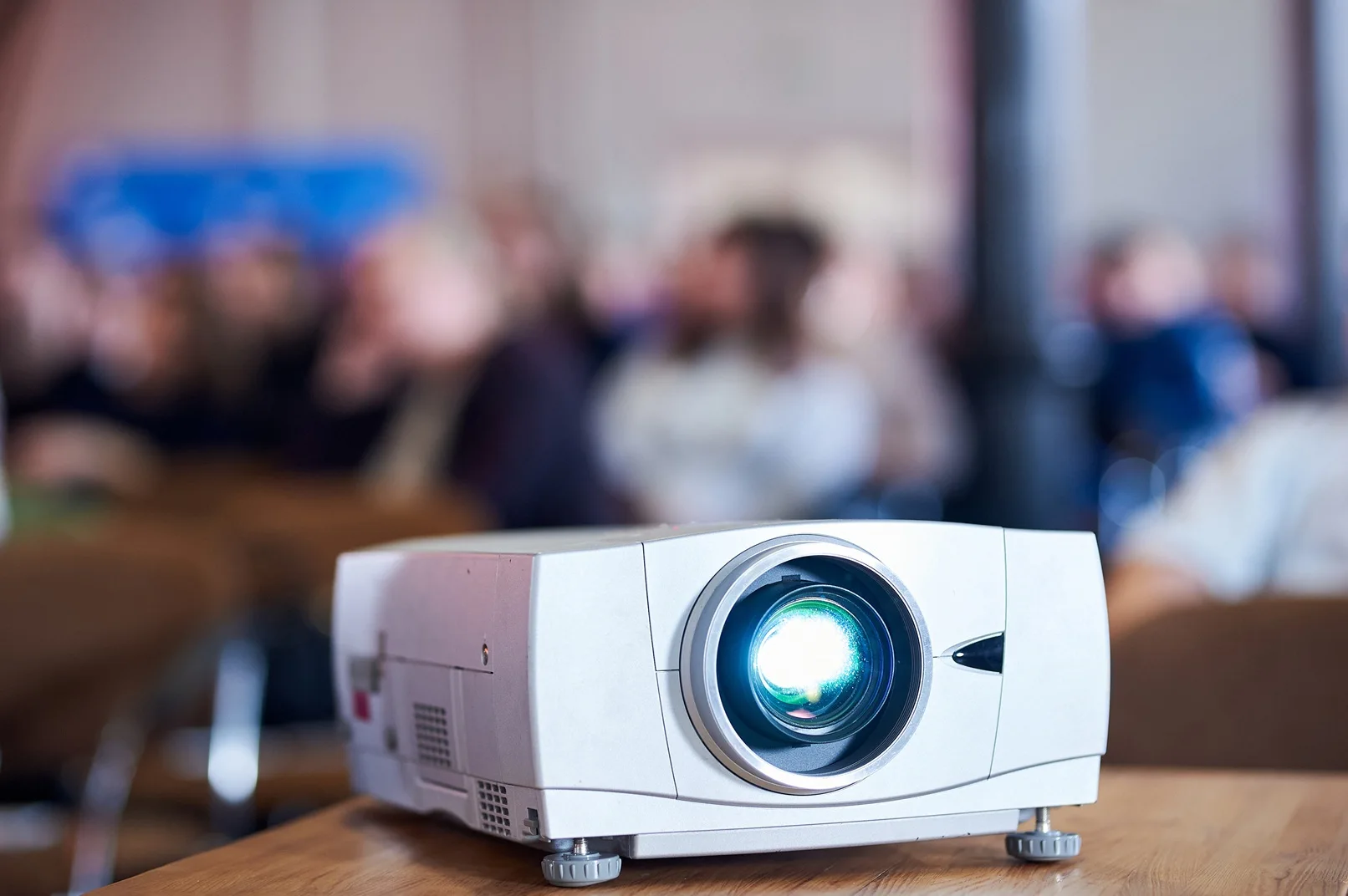 Mini proiettore, come scegliere il modello giusto per l’home cinema Mini proiettore, come scegliere il modello giusto per l’home cinema