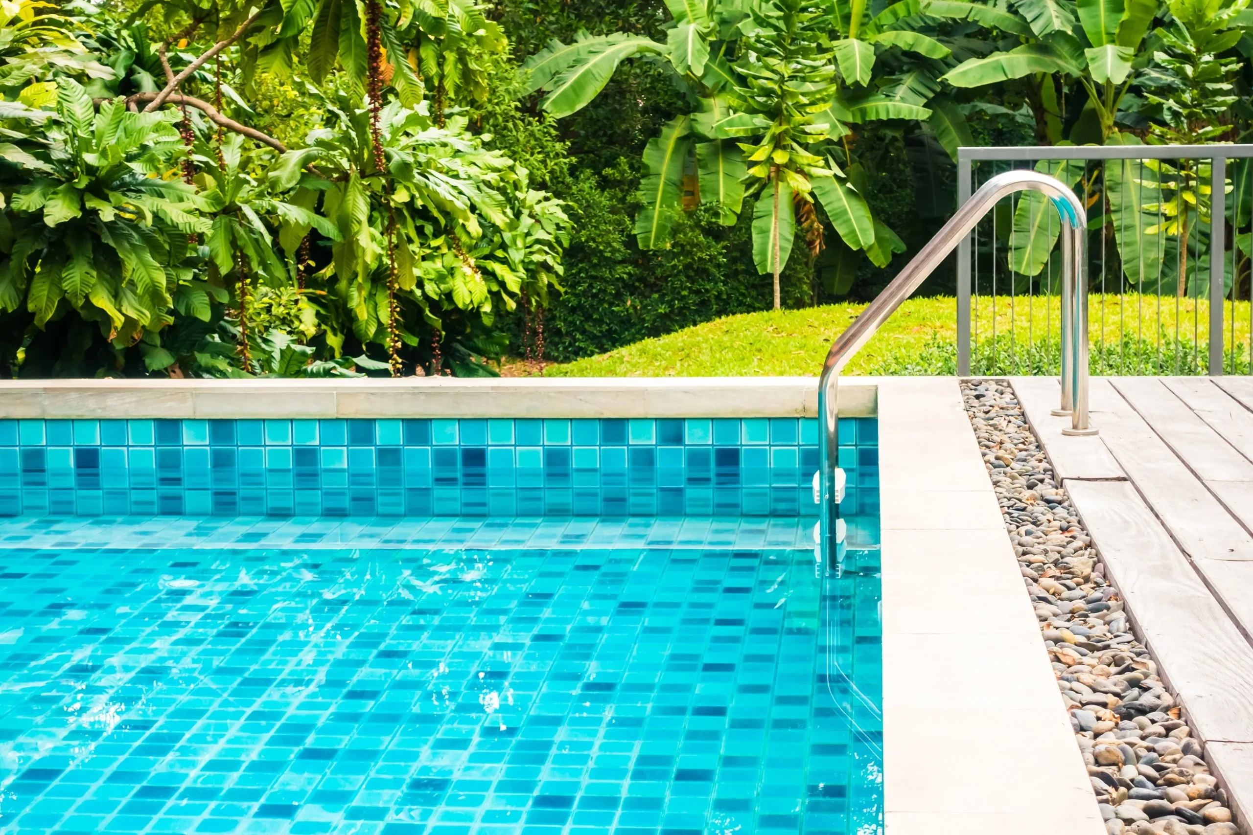 Pulire la piscina senza fatica? L’offerta sul robot senza fili che fa tutto da solo