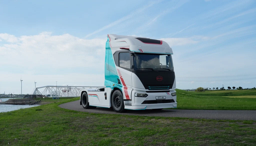 BYD lancia in Europa il camion elettrico da 44 tonnellate: sfida diretta a Volvo e Daimler BYD lancia in Europa il camion elettrico da 44 tonnellate: sfida diretta a Volvo e Daimler