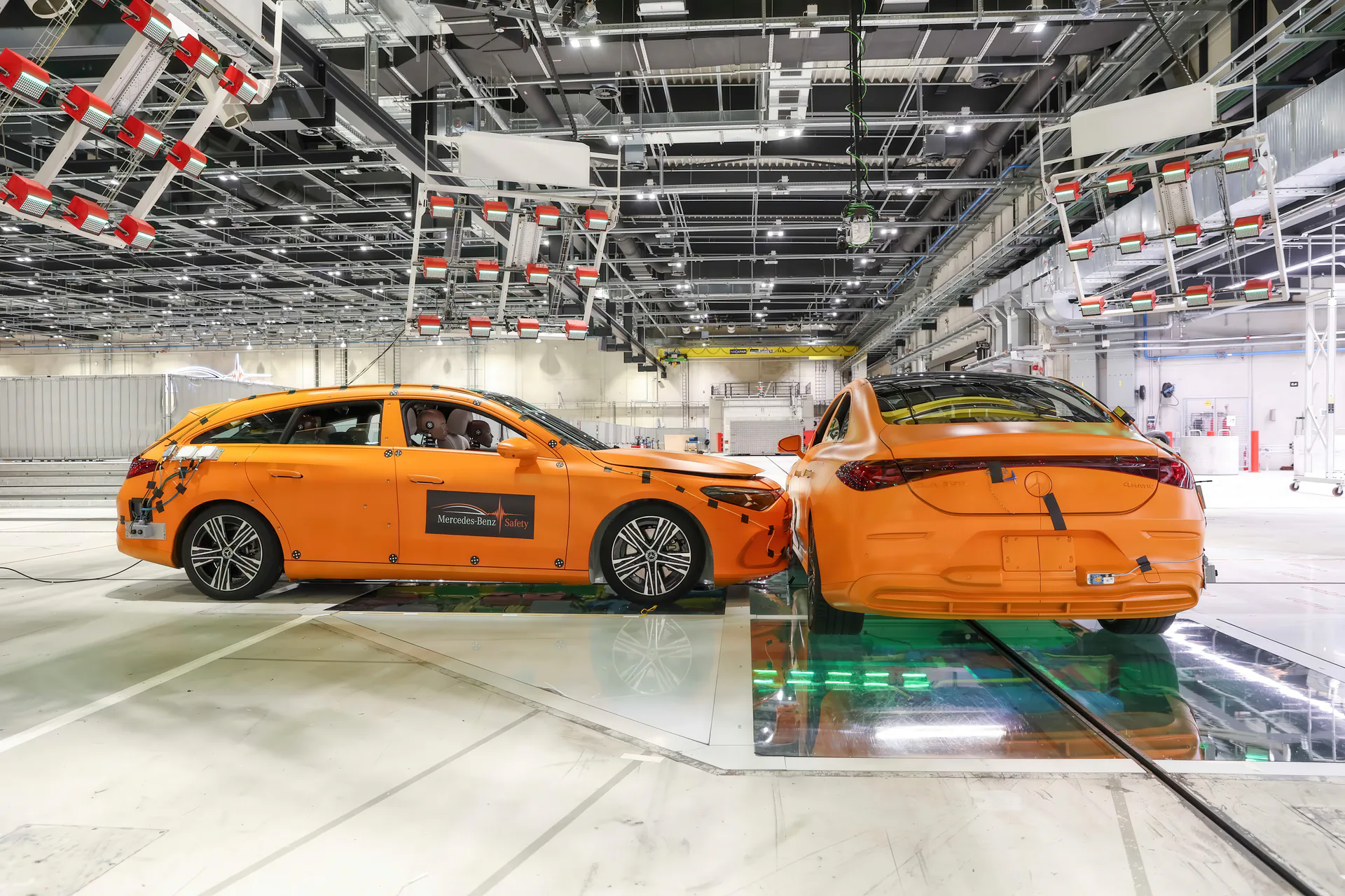 Mercedes fa schiantare due CLA: il crash test ne esalta la sicurezza