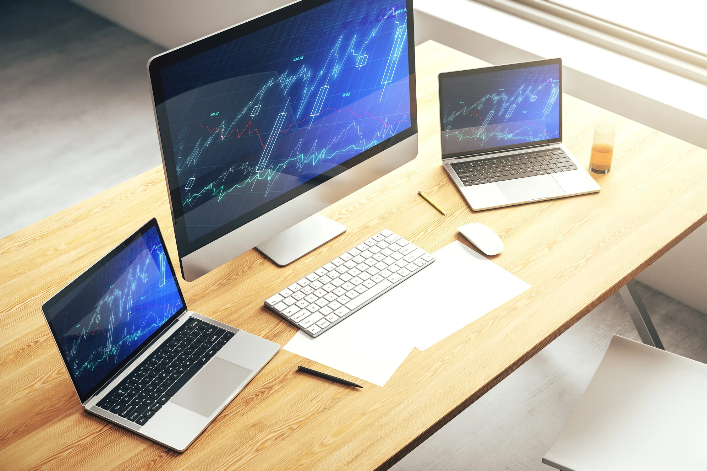 Lavorare con due computer sulla stessa scrivania, gli accessori indispensabili