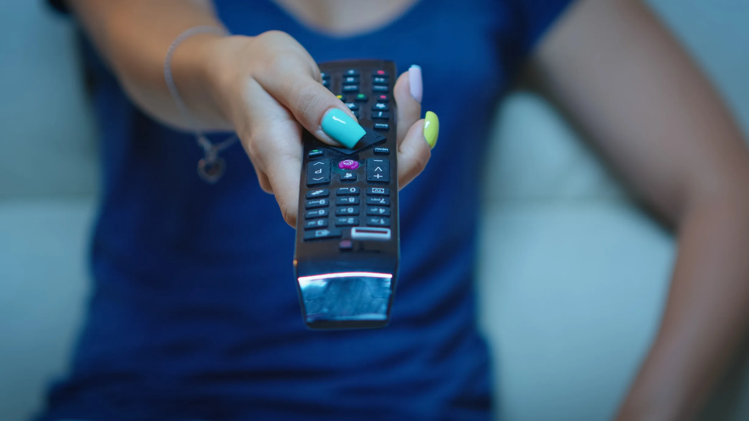 Trasformare un vecchio televisore in una Smart TV, quali dispositivi servono e cosa permettono di fare