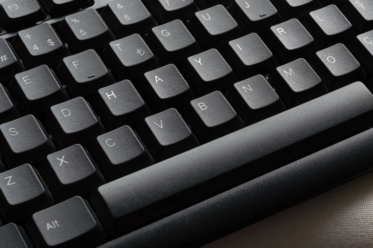 Scrivere dallo smartphone è scomodo? Questa tastiera si piega e ha anche il trackpad Scrivere dallo smartphone è scomodo? Questa tastiera si piega e ha anche il trackpad